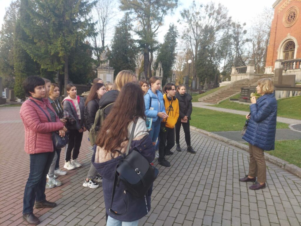 учасники Екогуртка, студенти першого і другого курсу коледжу відвідали найдавніший діючий у Львові Личаківський цвинтар